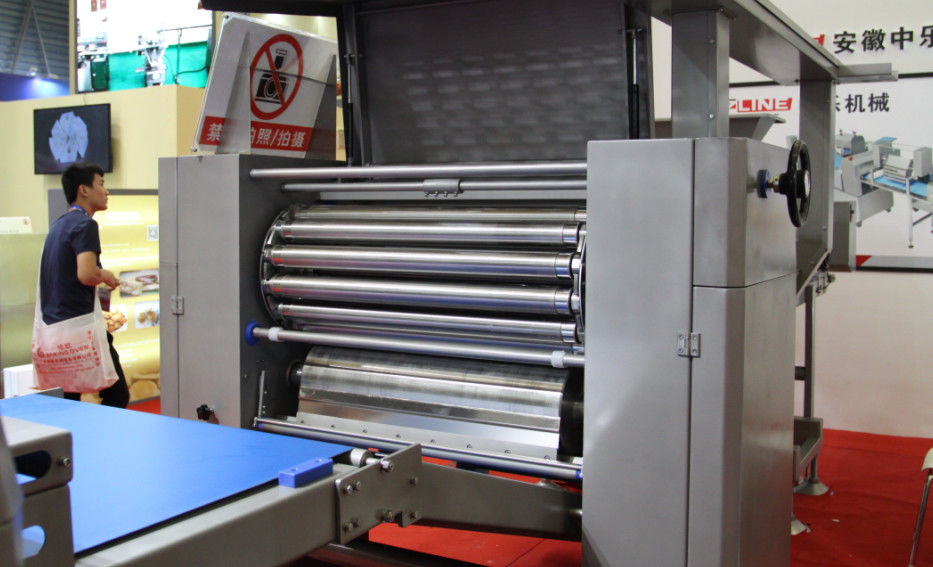 Il Plc controlla la macchina del rullo della pasta di pasticceria con una larghezza di lavoro di 750 millimetri fornitore